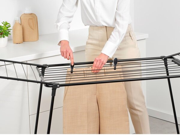 Matně černý sušák na prádlo 18 m HangOn Too – Brabantia