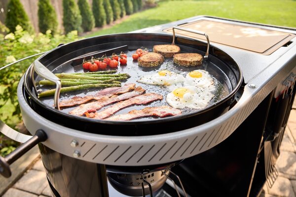 Weber Gril na dřevěné uhlí Performer Premium 57 cm