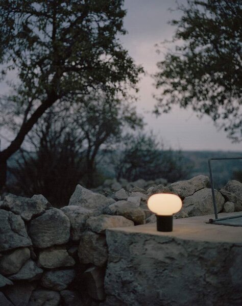 New Works Přenosná stolní lampa Karl-Johan, cold black 22011