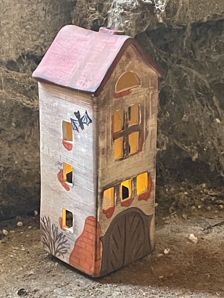 Tajemný domek s netopýrem a černou kočkou