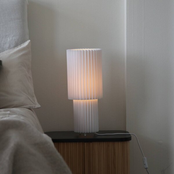 Markslöjd stolní lampa Catis, bílá, výška 45 cm, textil, E27, Bílá / opál, Obývací pokoj / jídelna, Plast, Moderní