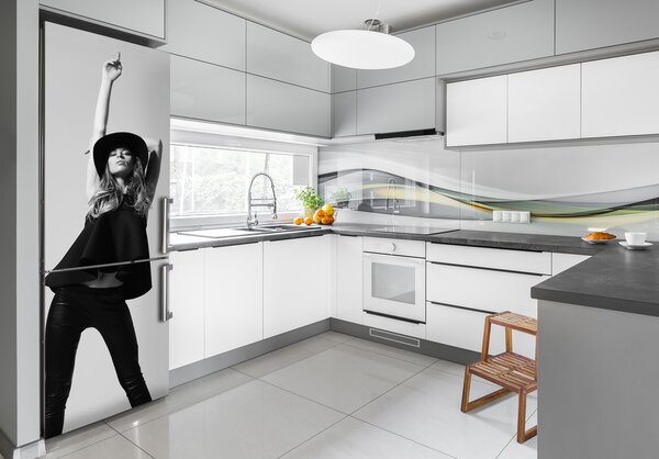 Nálepka tapeta na ledničku Žena v černém FridgeStick-70x190-f-82504708
