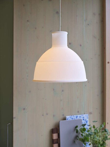 Muuto Závěsná lampa Unfold, translucent white UNFPEN3211