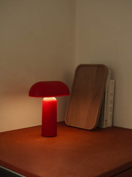 Normann Copenhagen Přenosná stolní lampa Porta, bright red 510113