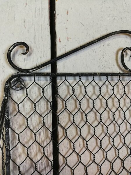 Závěsný koš na noviny