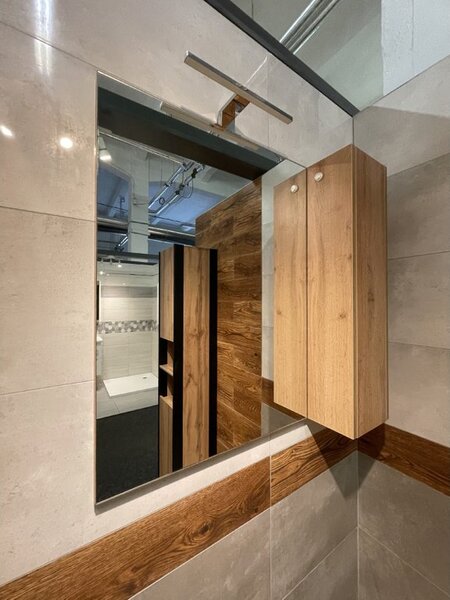 Lavedo Bronx Wotan Oak 65 – závěsná koupelnová galerka se zrcadlem a LED osvětlením (chrom 30 cm) | Lavedo by Aplomo