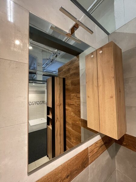 Lavedo Bronx Wotan Oak 65 – závěsná koupelnová galerka se zrcadlem a LED osvětlením (chrom 30 cm) | Lavedo by Aplomo