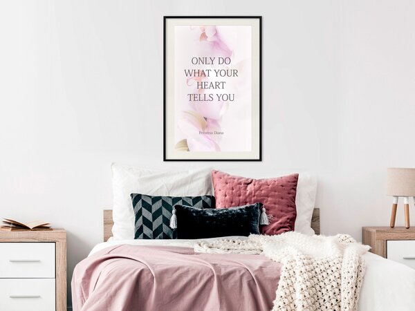 Plakát Dělej, co ti říká srdce - anglický citát na pozadí růžových květů