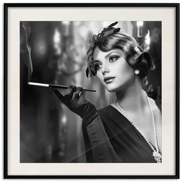 Plakát Dáma s Cigaretou - černobílý elegantní portrét důstojné ženy