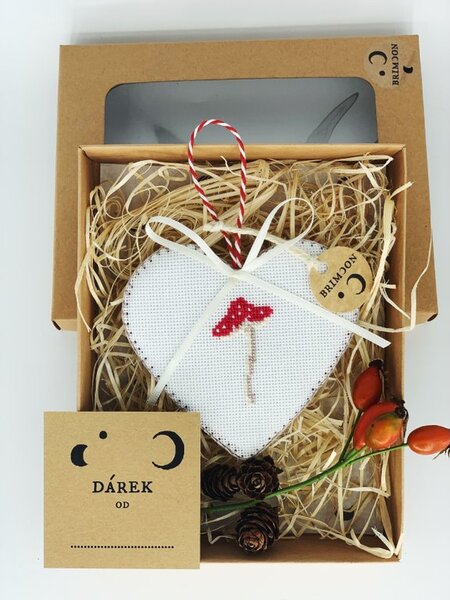 BRIMOON Závěsná dekorace srdíčko s muchomůrkou v. 10 cm