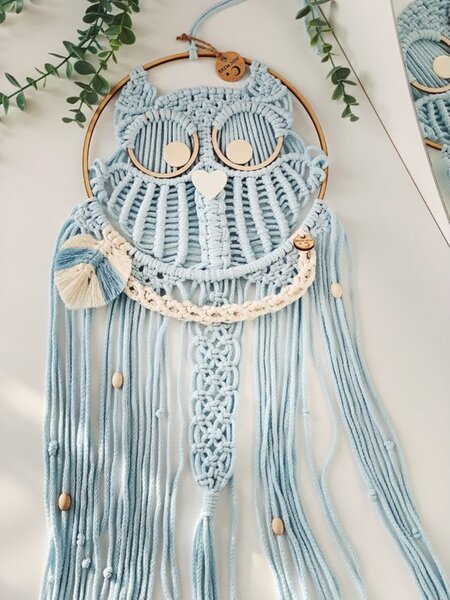 BRIMOON Sova macramé závěsná dekorace 66 x 28 cm Barva: Modrá