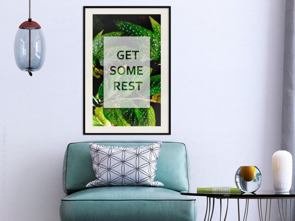 Plakát Udělejte si odpočinek - anglický text v bílém rámu na pozadí rostliny