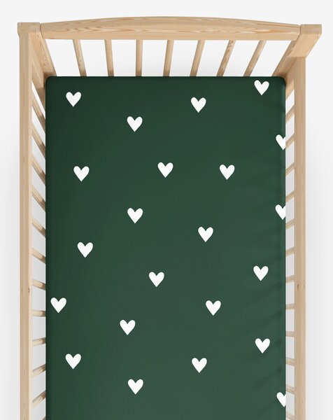 Goldea bavlněné napínací prostěradlo do dětské postýlky - srdíčka na tmavě zeleném 60 x 120 cm