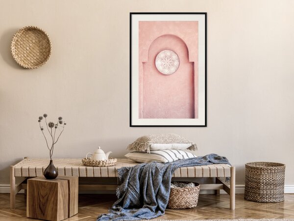 Plakát Růžová niké - architektura zdi s visícím zdobeným kruhem