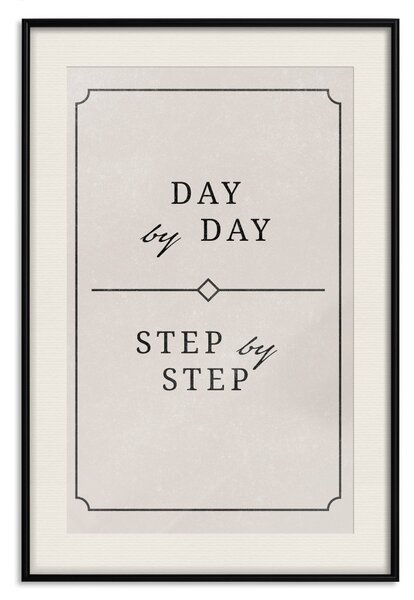 Plakát Den za dnem - jednoduchá kompozice s anglickými texty na béžovém pozadí