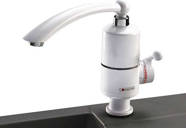 Průtokový ohřívač vody 3000W/230V bílá