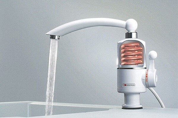 Průtokový ohřívač vody 3000W/230V bílá