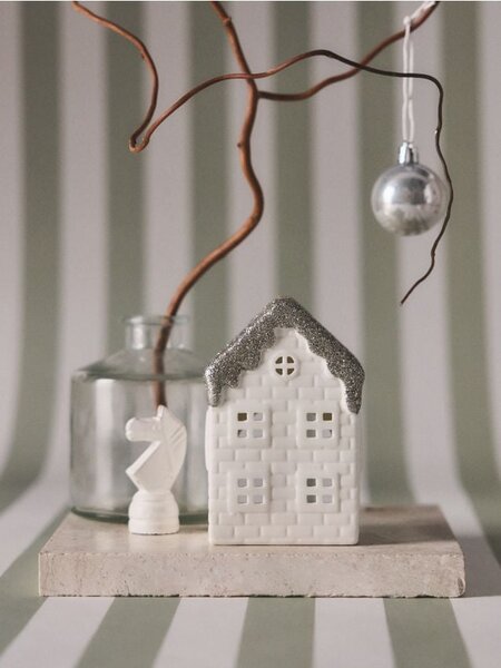 Sinsay - Vánoční keramický svícen ve tvaru domečku s třpytkami - bílá