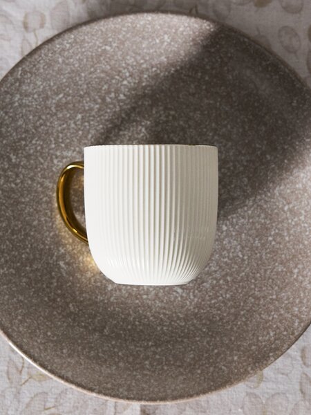 Sinsay - Žebrovaný keramický hrnek se zlatým uchem - bílá