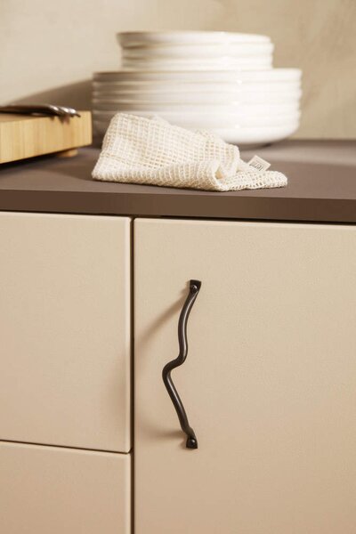 Ferm Living Úchytka Curvature, black brass