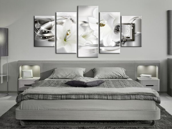 Obraz Diamantový Lesk Lilii (5-dílný) - květiny na stříbrné abstrakci