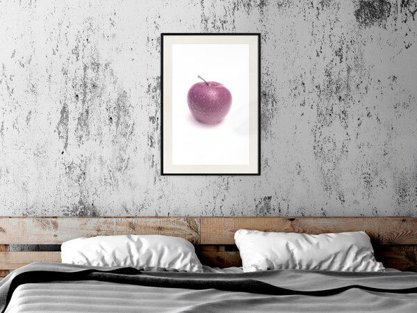 Plakát Jablko - červený plod s kapkami vody na jednobarevném bílém pozadí