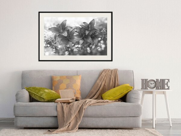 Plakát Stříbrný kytice - černo-bílá kompozice květin na lesklém pozadí
