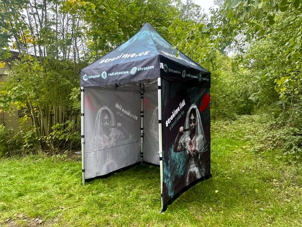 TENTino SET - Nůžkový párty stan 2x2 m EXTRA HIGH ROOF s jednostranným potiskem Typ konstrukce: BIG HEXAGON S VYŠŠÍ ŠPICÍ, Rozsah potisku: střecha + 3x boční strana, Plachtovina - gramáž: polyester 230 g/m2