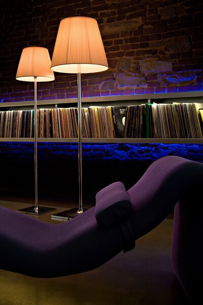 Flos F6305007 KTribe F2, designová stojací lampa se stmívačem, 1x150W E27, světle hnědý textil, výška 162cm