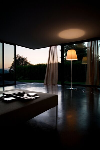 Flos F6305007 KTribe F2, designová stojací lampa se stmívačem, 1x150W E27, světle hnědý textil, výška 162cm