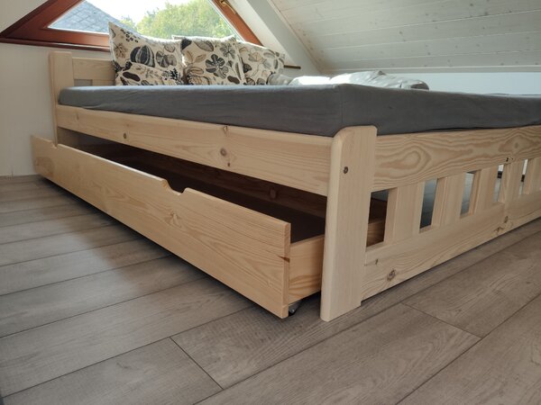 Postel Naomi zvýšená 180 x 200 cm, borovice s lamelovým roštem a matrací Deluxe 10 cm