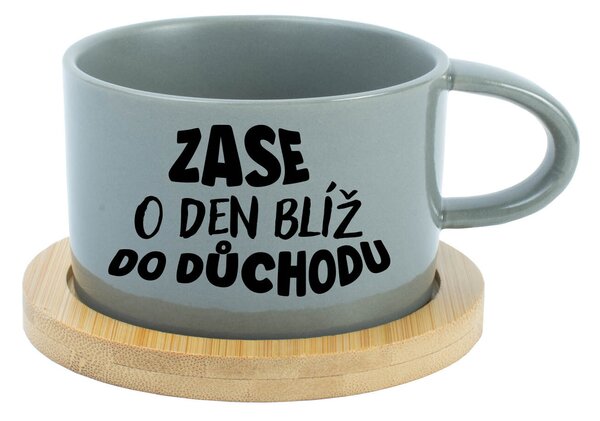 ZASE O DEN BLÍŽ DO DŮCHODU - šedý hrníček makronka 200 ml