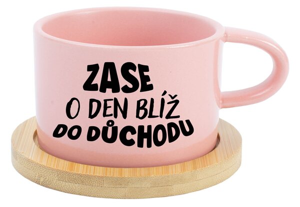 ZASE O DEN BLÍŽ DO DŮCHODU - růžový hrníček makronka 200 ml