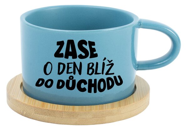 ZASE O DEN BLÍŽ DO DŮCHODU - modrý hrníček makronka 200 ml