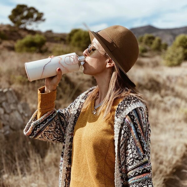 Skleněná lahev s obalem z umělé kůže EQUA Lava 750 ml