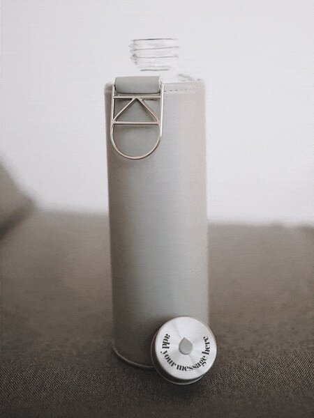 Skleněná lahev s obalem z umělé kůže EQUA Grey Dove 750 ml