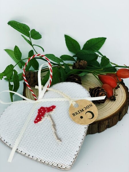 BRIMOON Závěsná dekorace srdíčko s muchomůrkou v. 10 cm
