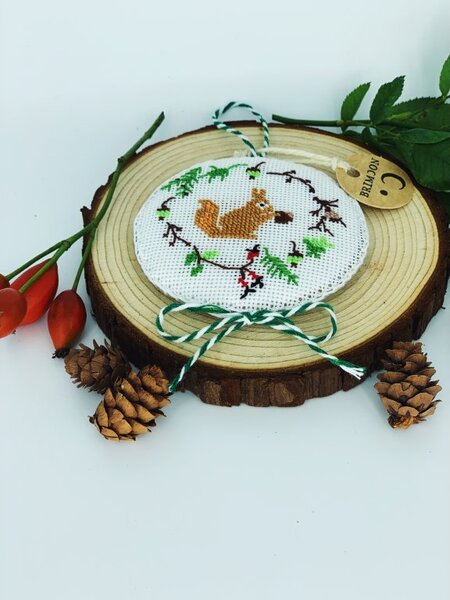 BRIMOON Závěsná dekorace veverka pr. 8 cm