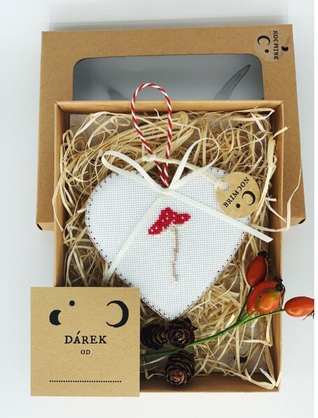 BRIMOON Závěsná dekorace srdíčko s muchomůrkou v. 10 cm