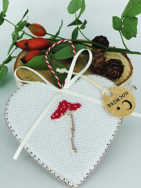 BRIMOON Závěsná dekorace srdíčko s muchomůrkou v. 10 cm