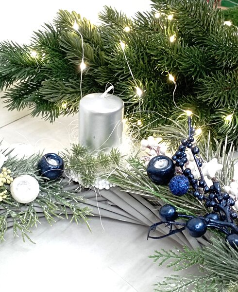 Vánoční adventní věnec ve stříbrné