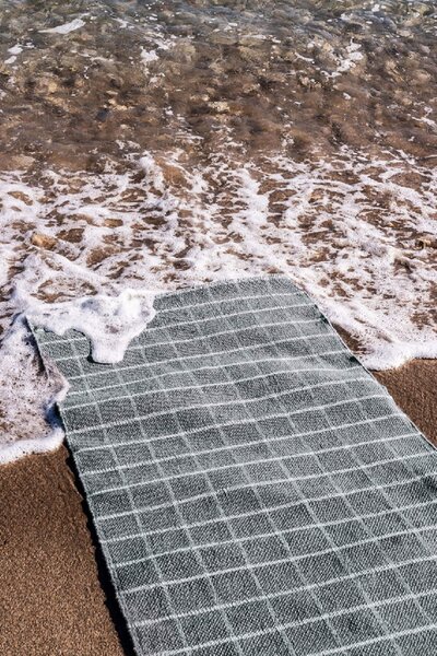 Nanimarquina Běhoun Tiles 2, tmavě šedý, 100% recyklované PET Rozměr: 80x240 cm