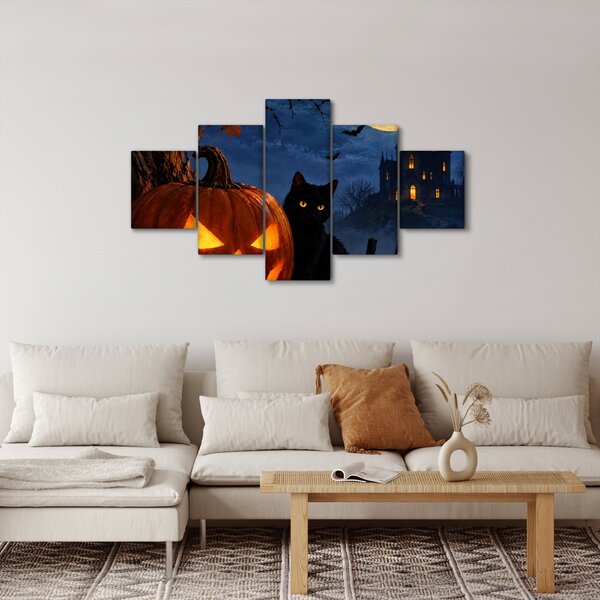 Obraz - Černá kočka u svítící dýně na Halloween (125x70 cm)