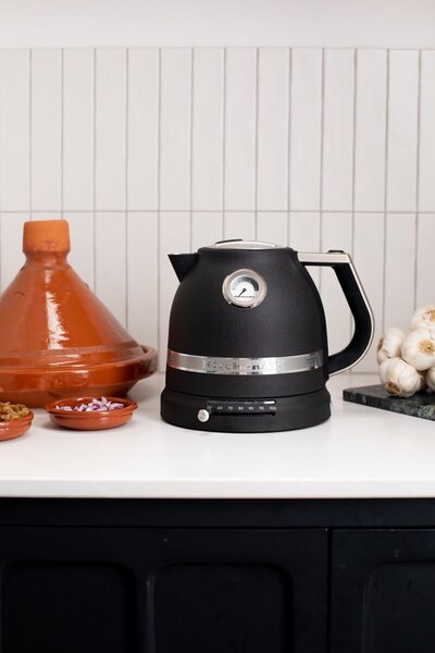 KitchenAid 5KEK1522EBK Rychlovarná konvice Artisan 1,5 l litinová