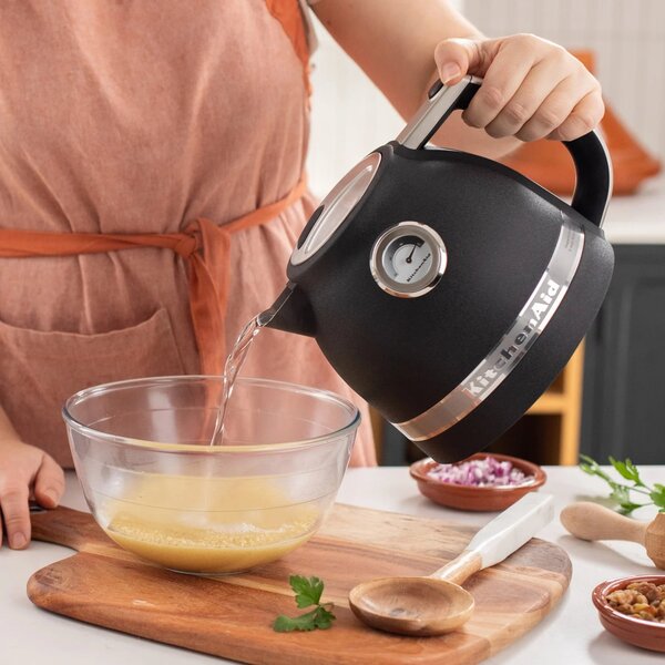 KitchenAid 5KEK1522EBK Rychlovarná konvice Artisan 1,5 l litinová