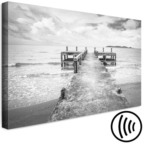 Obraz Šepot moře (1-dílný) - Černobílý výhled na vodu a dřevěný most