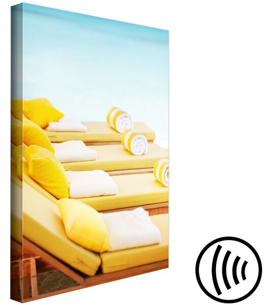 Obraz Dovolená u moře - žlutá lehátka na pláži osvětlená letním sluncem