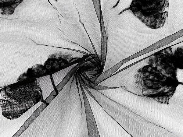 Tyl s listy ginkgo metráž - černá
