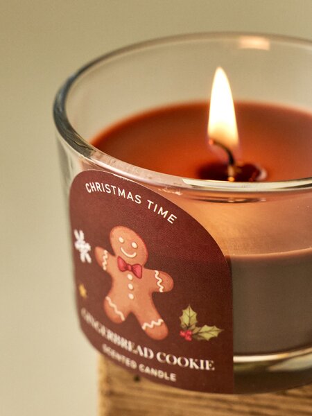 Sinsay - Vánoční vonná svíčka s potiskem perníčkového panáčka Gingerbread - béžová