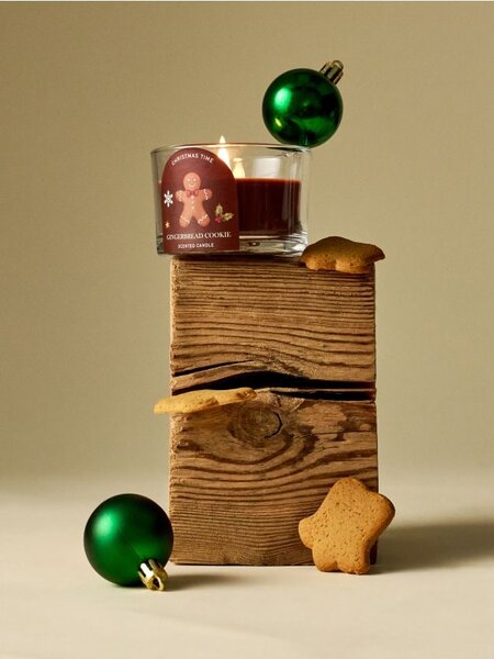 Sinsay - Vánoční vonná svíčka s potiskem perníčkového panáčka Gingerbread - béžová